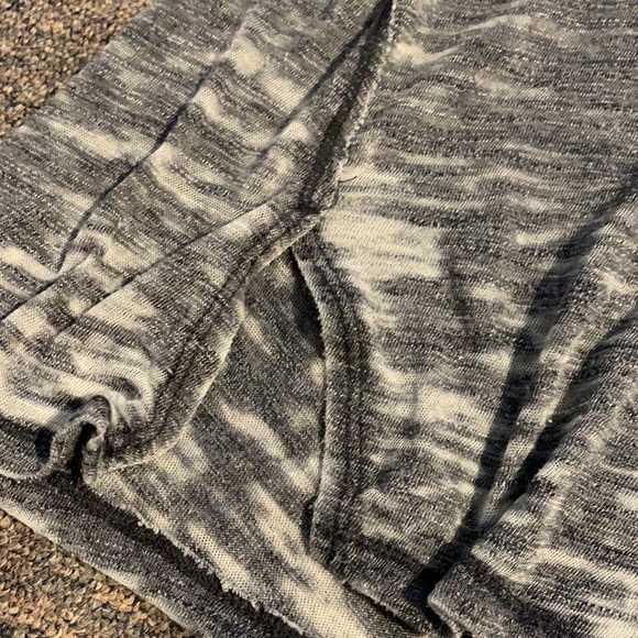 Distressed cut out top - Picture 4 of 5